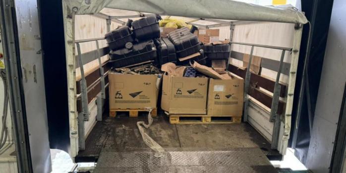 На нужды Сил обороны передали 10 тонн изъятых российских автозапчастей, фото: ГБР