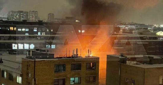 Масштабный пожар разгорелся на важном заводе в Москве. Фото: