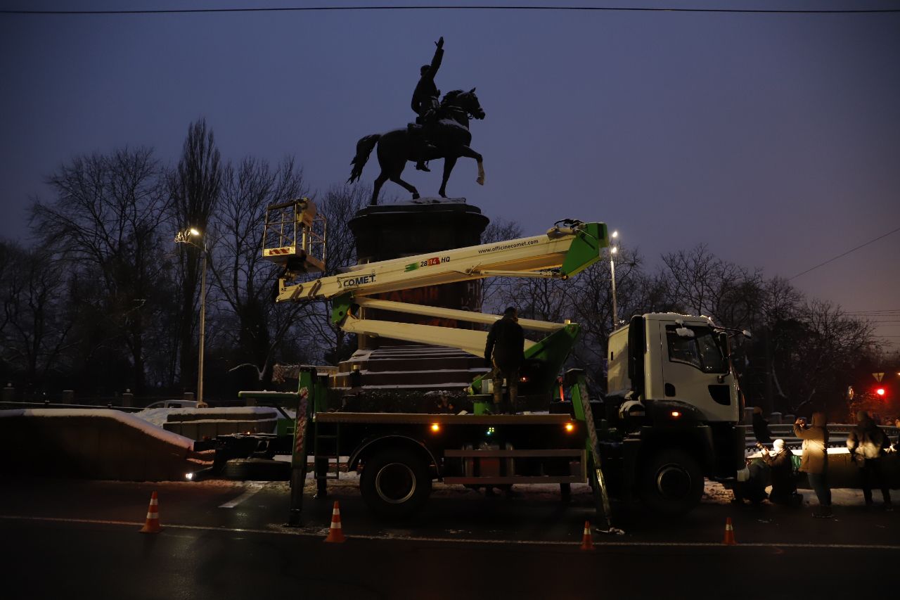 Пам'ятник Миколі Щорсу почали демонтувати у Києві. Фото: КМДА