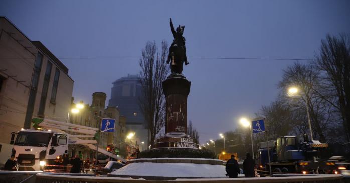 Памятник Николаю Щорсу начали демонтировать в Киеве. Фото: КГГА