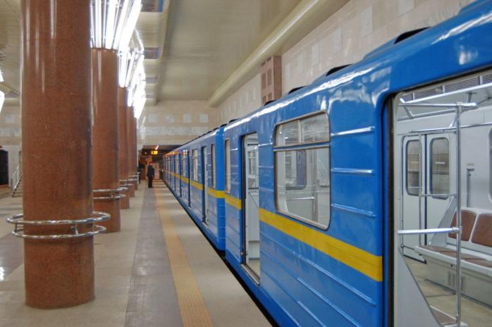 В Киеве разрабатывают запуск челночного движения на невредимом участке "синей" линии метро