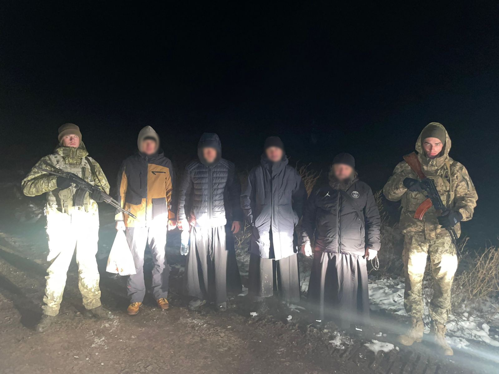 Клірика УПЦ МП затримали біля Молдови разом із порушниками. Фото: ДПСУ