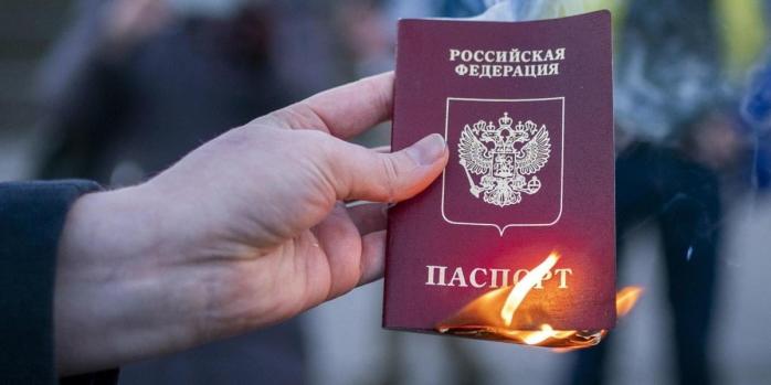 Ворог продовжує політику примусової паспортизації на ТОТ, фото: «5 канал»