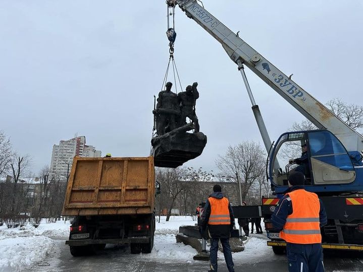 Київ звільнили від пам'ятника на честь бронепоїзда, фото - Facebook/Департамент територіального контролю КМДА