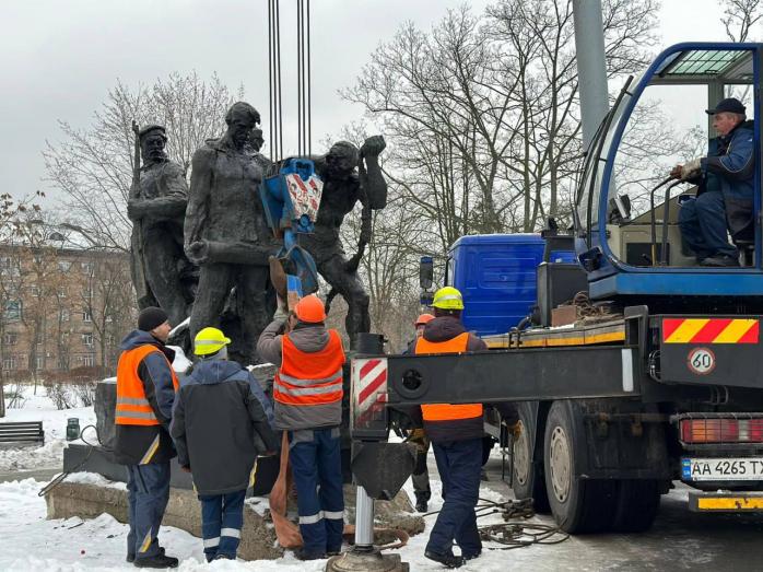 Киев освободили от памятника в честь бронепоезда, фото - Facebook/Департамент территориального контроля КГГА