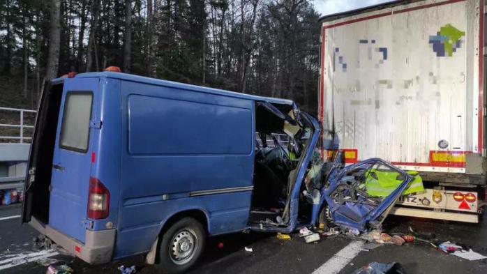 В Польше микроавтобус с украинцами протаранил грузовик, стоявший в очереди к заблокированной границе