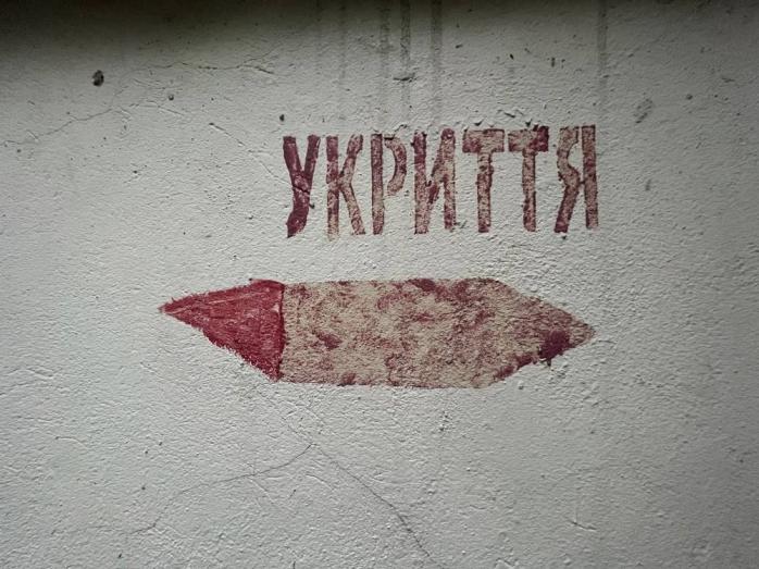 В школьном укрытии во время тревоги в Киеве обрушился потолок