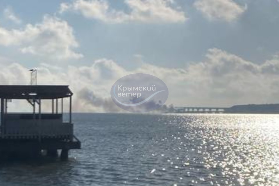 Кримський міст окутало димом. Фото: «Кримський вітер»