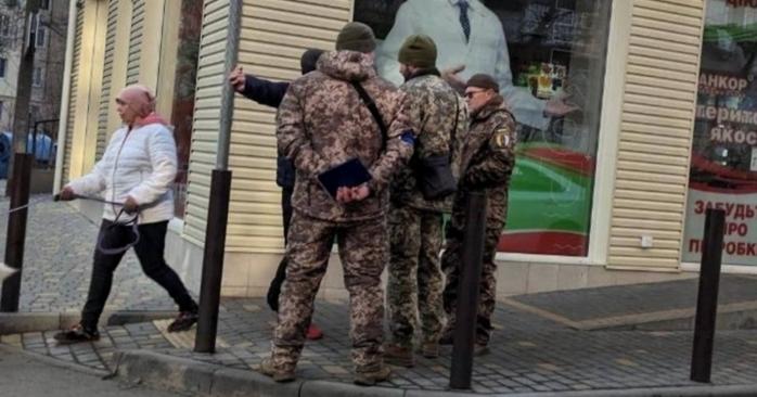 Работник ТЦК ударил мужчину прикладом автомата в Черновцах (ВИДЕО)