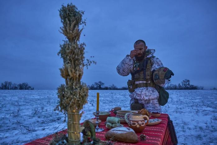 Бойцы на фронте поздравляют украинцев особенными колядками 