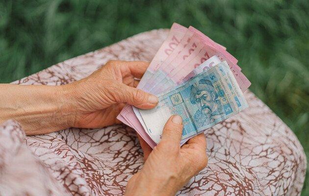 О возможных задержках пенсий и зарплат бюджетникам заявили в Кабмине. Фото: