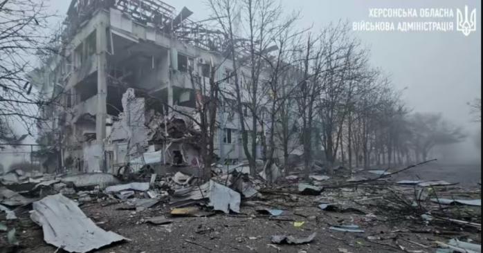 Ворожі Shahed знищили адміністративну будівлю в Херсоні. Скріншот з відео