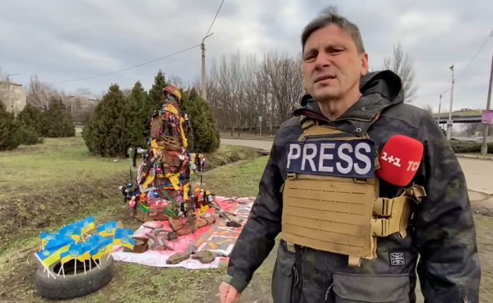 Новогоднюю елку в Константиновке украсили вещами погибших и раненых бойцов