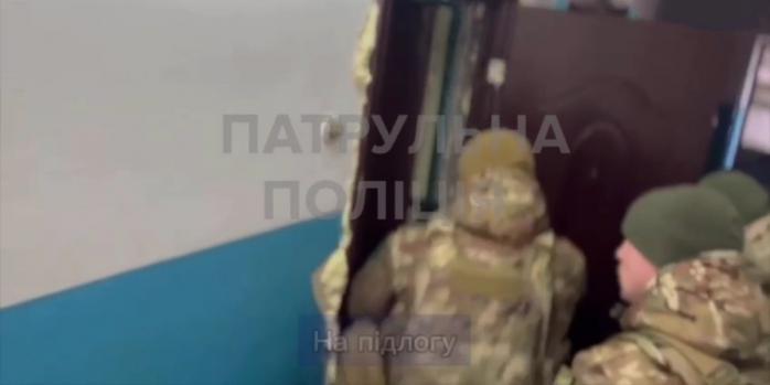 Патрульные со спецназовцами задержали лиц, использовавших пиротехнику, скриншот видео
