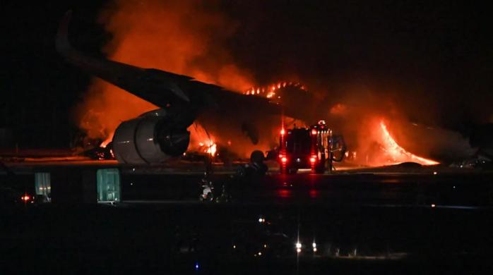 Авиакатастрофа в Токио - "Аэробус" сгорел после эвакуации пассажиров