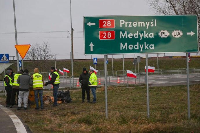 Польські фермери зранку 4 січня відновлять блокаду пункту пропуску «Медика — Шегині»