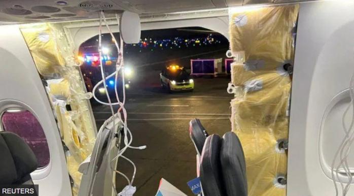 В пассажирском Boeing 737 в полете вылетело окно