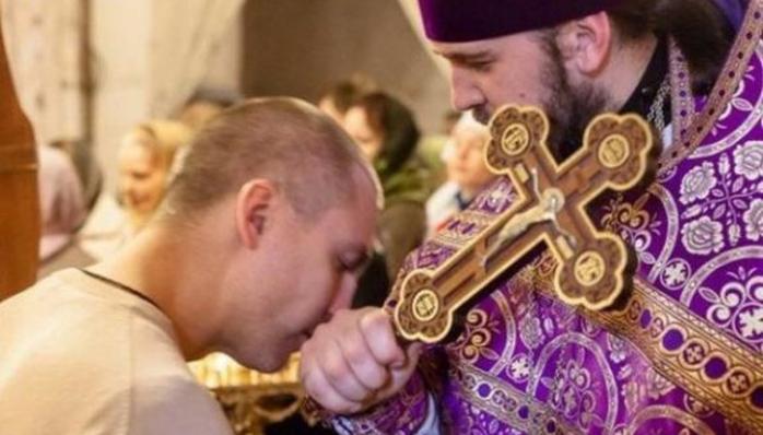 Православная церковь Украины отходит от «рабской» традиции целования руки священнику
