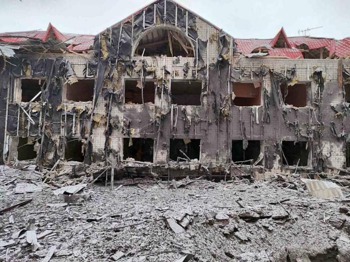Влада показала фото зруйнованого російськими С-300 лікувального центру для дітей