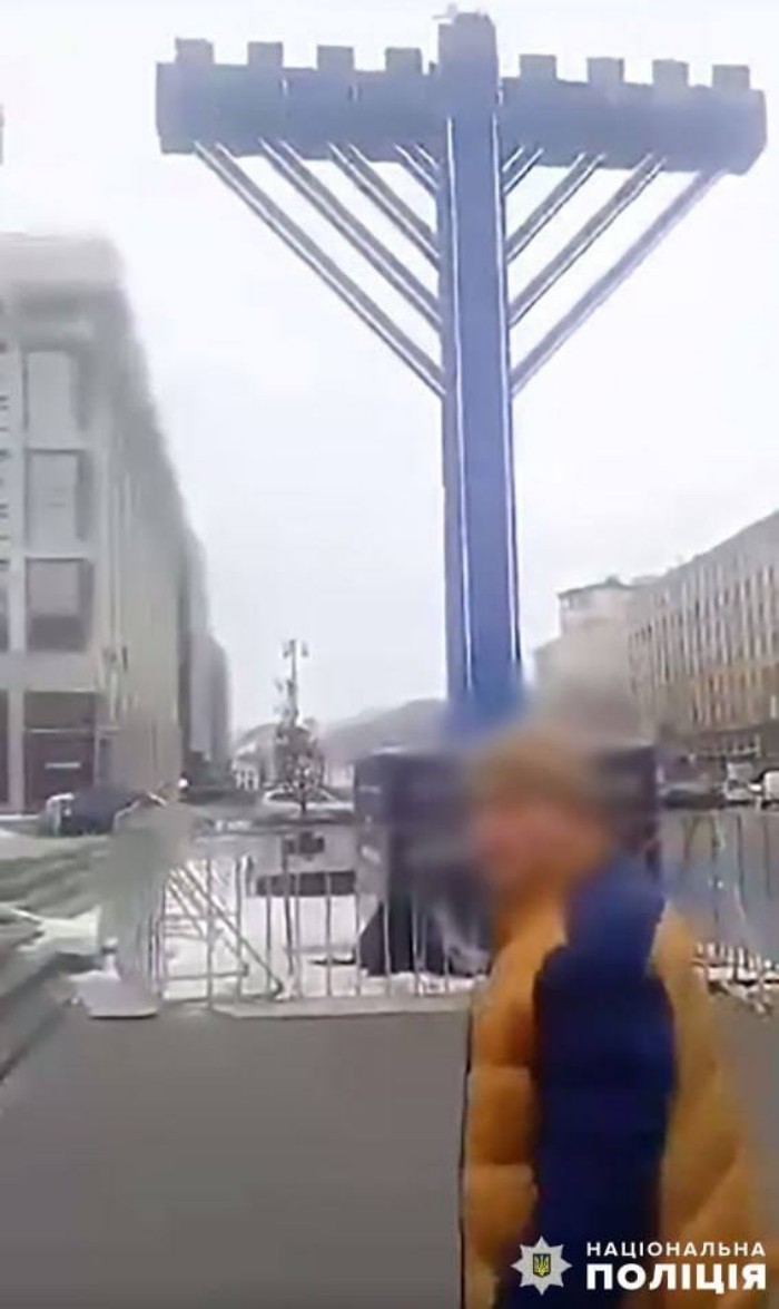 Житель столиці отримав підозру за осквернення Ханукії у центрі Києва, фото: Поліція Києва