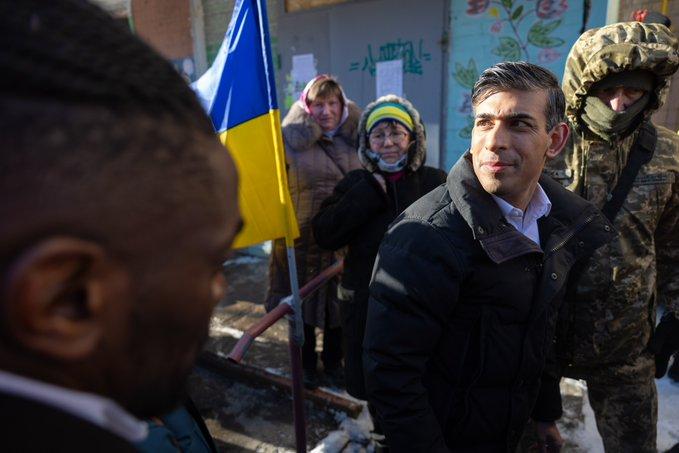 Сунак посетил место ракетного удара россии в Соломенском районе Киева
