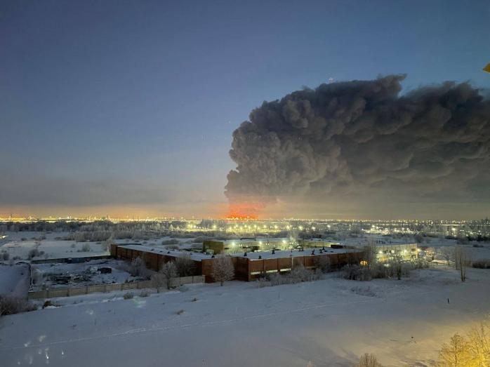Гигантский пожар под Санкт-Петербургом – горят склады
