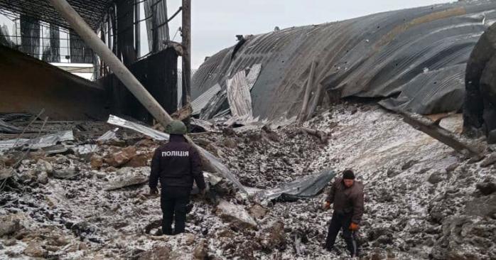 Окупанти розбомбили величезні зерносховища на Харківщині. Фото: Сергій Болвінов у Facebook