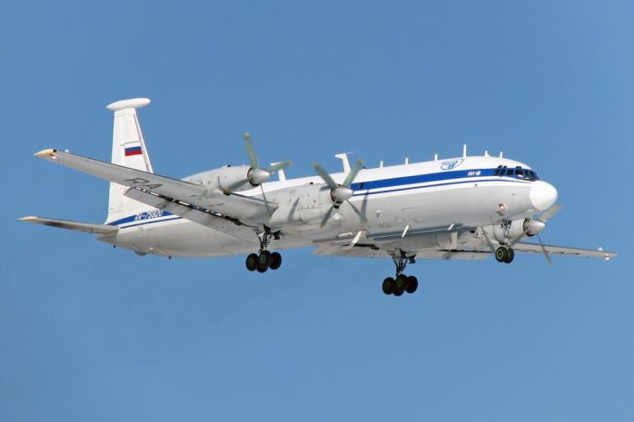 В соцсетях распространяется фото якобы уцелевшего российского Ил-22 в аэропорту Анапы