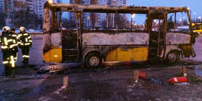 Маршрутное такси сгорело утром 16 января в Киеве, фото: ГСЧС