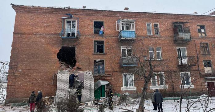 Ворог атакував багатоквартирний будинок у Куп’янську. Фото: Олег Синєгубов