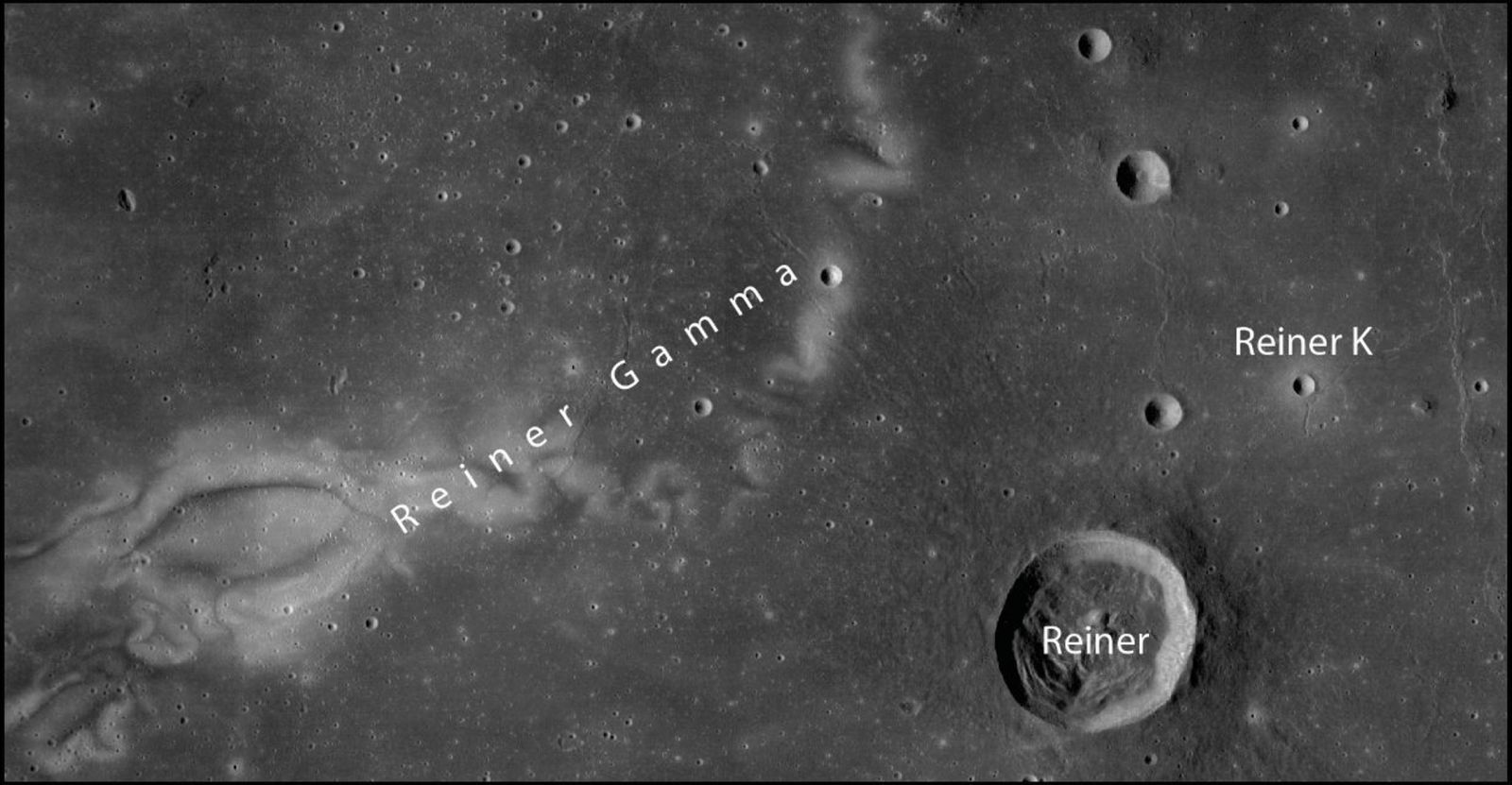 Виявлені метрові скелі розташовані поблизу кратера Рейнер К в регіоні «Рейнер Гамма», який має магнітну аномалію. Фото: NASA LRO/NAC