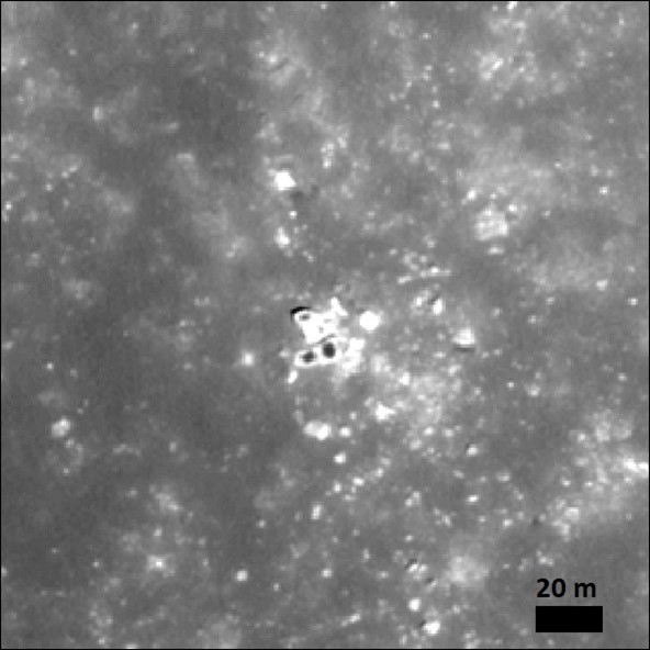 Білі скелі з унікальними чорними плямами, де пил вказує на потенційні магнітні аномалії. Фото: NASA LRO/NAC