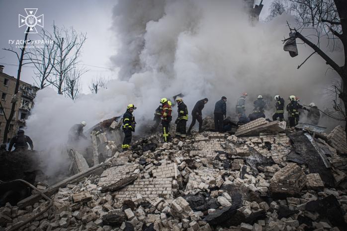 В Харькове уже шестеро убитых россиянами, ГСЧС показала видео спасения из-под завалов многоэтажки