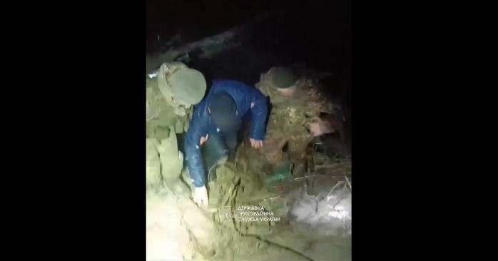 Прикордонники врятували чоловіка, який намагався перетнути Тису, скріншот відео