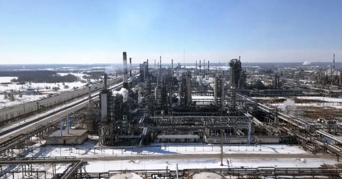 Нафтопереробний завод в Ярославлі. Фото: 