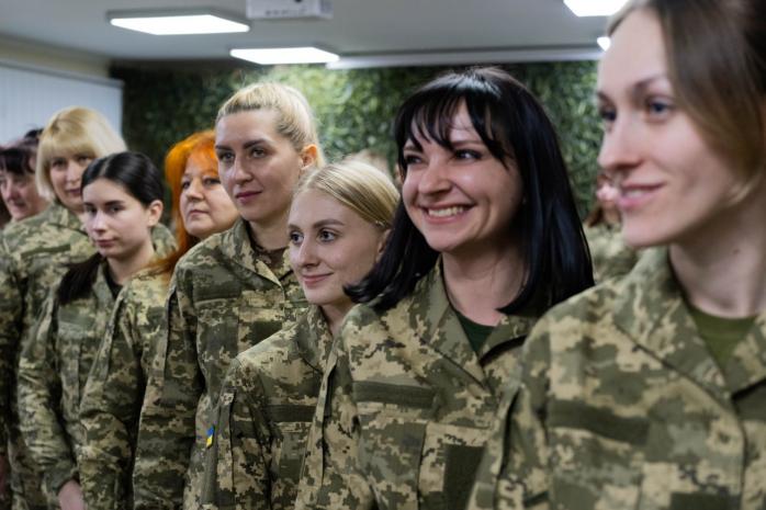 Женщины-военные получили комплекты летних полевых костюмов 