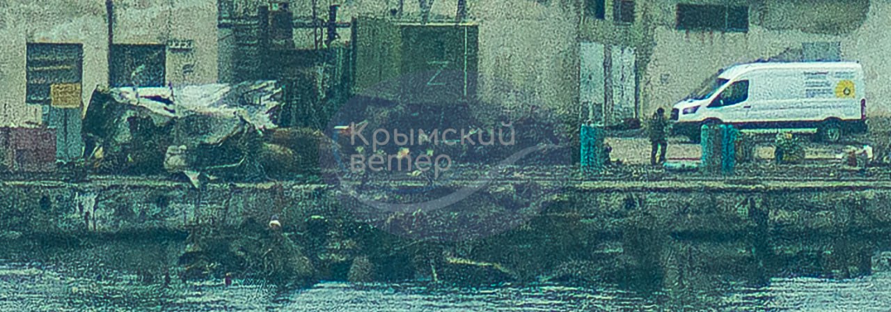 Окупанти підняли частину затопленого ВДК «Новочеркаськ». Фото: Telegram-канал «Кримський вітер»