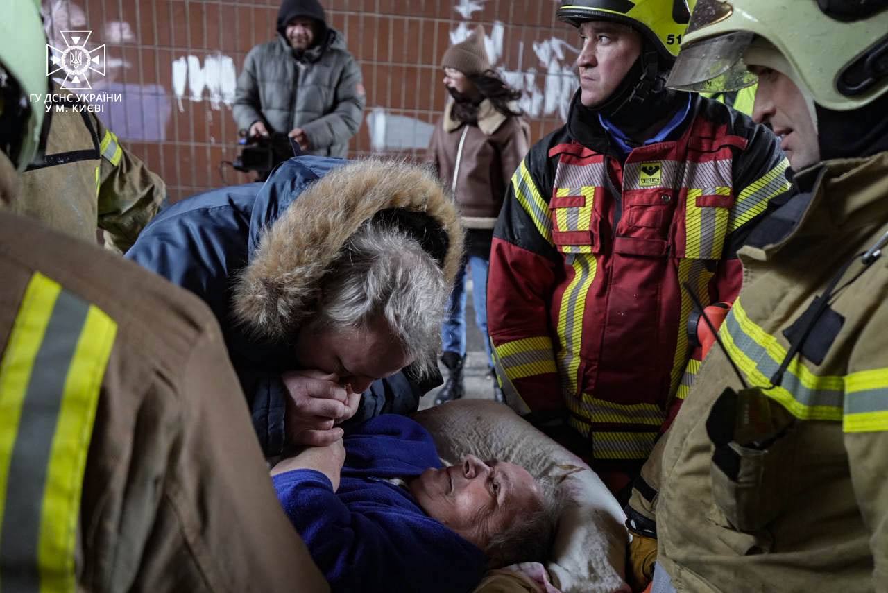 40 осіб постраждали через ракетну атаку в Києві. Фото: ДСНС