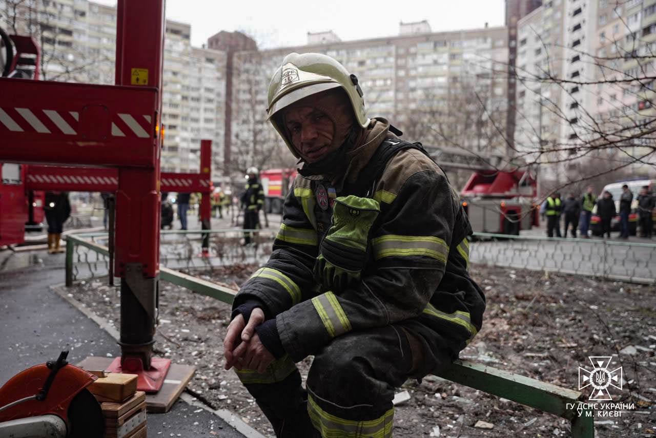 40 осіб постраждали через ракетну атаку в Києві. Фото: ДСНС