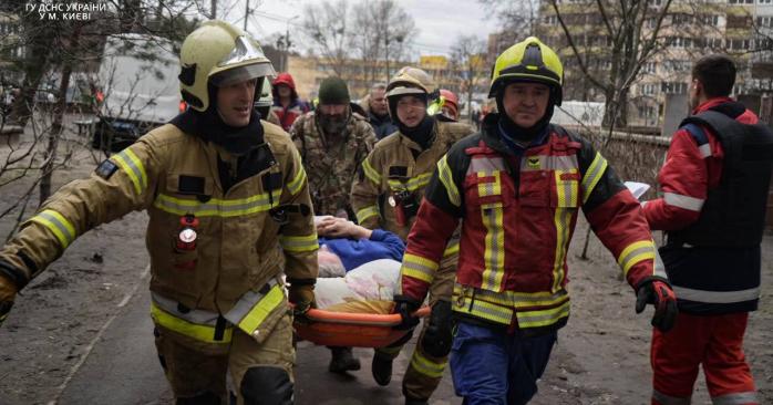 40 человек пострадали из-за ракетной атаки в Киеве. Фото: ГСЧС