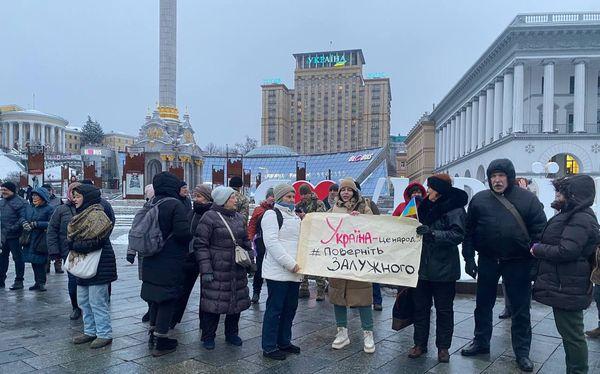 Верните Залужного - несколько десятков человек вышли на Майдан 