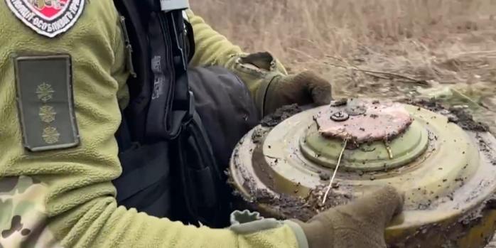 В Харьковской области обезвреживают российское минное поле, фото: Нацполиция
