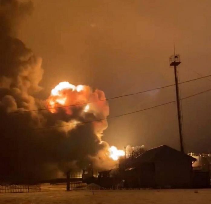 БПЛА прилетіли на нафтобазу у Курській області росії, згоріли три резервуари