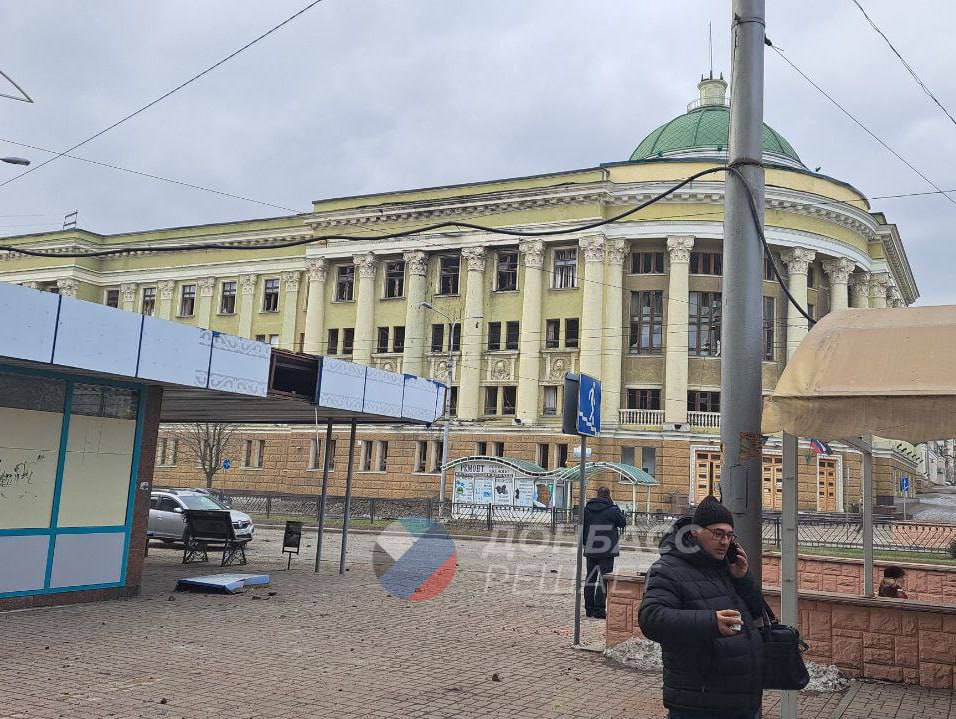 Вибух прогримів біля будівлі так званого уряду ДНР у Донецьку. Фото: «Новини Донбасу»