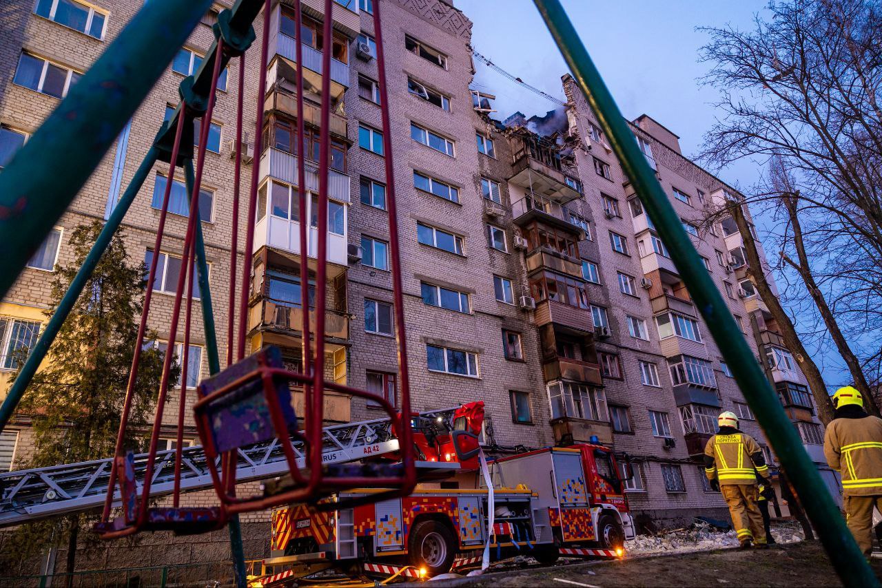 Російський «Шахед» зруйнував багатоповерхівку в Дніпрі. Фото: Сергій Лисак