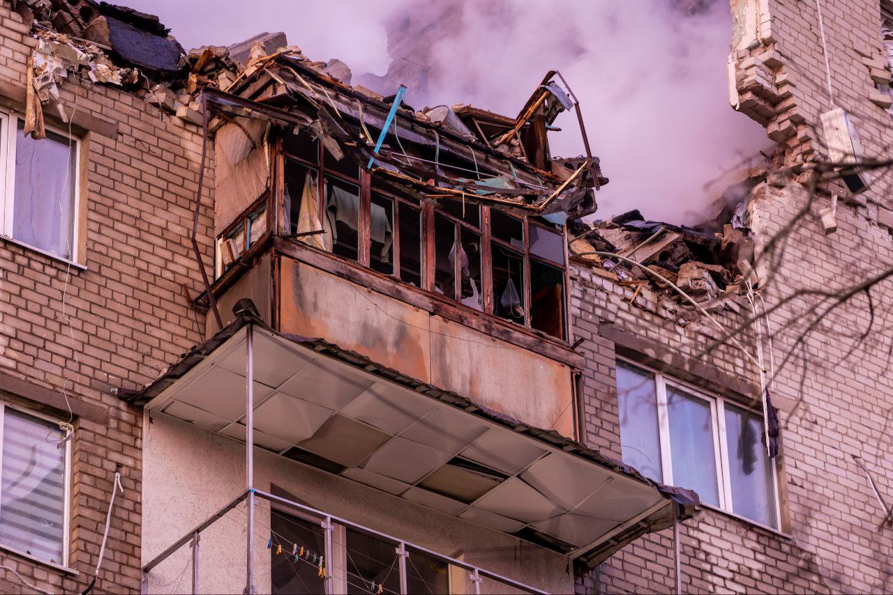 Російський «Шахед» зруйнував багатоповерхівку в Дніпрі. Фото: Сергій Лисак