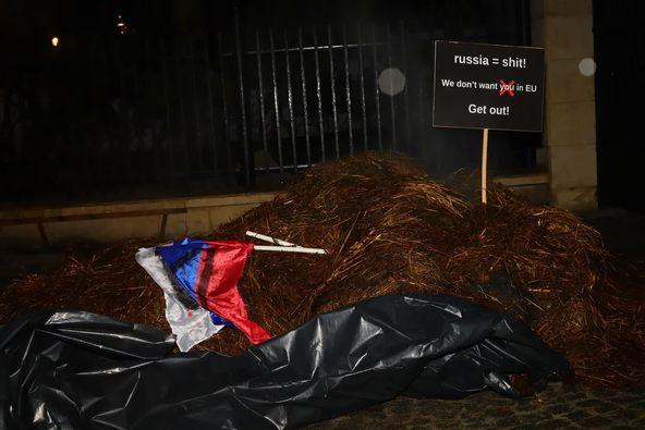 Российских дипломатов в Варшаве разбудили сиренами воздушной тревоги, под консульство привезли 2 тонны навоза
