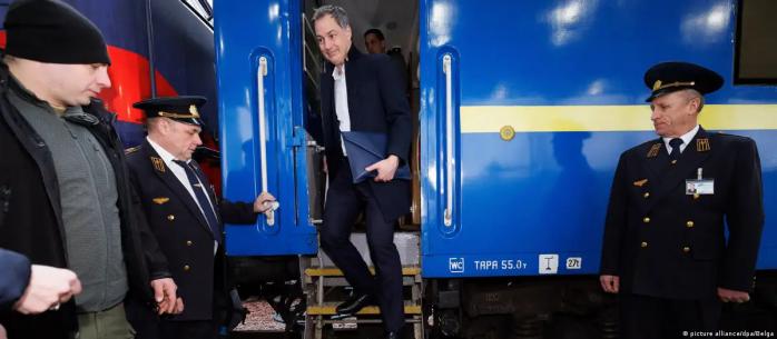 Премьер-министр Бельгии Александер Де Кроо выходит из вагона Укрзализныци