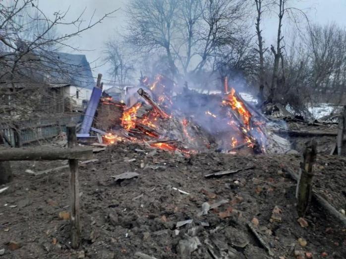 Российские террористы сбросили четыре КАБа на село в Сумской области, есть погибшие