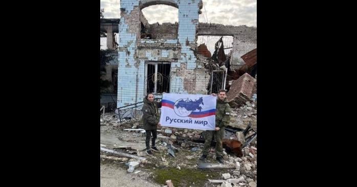 Навчальні заклади на ТОТ зобов’язали вивішувати російські прапори, фото: соціальні мережі